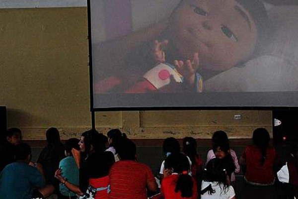 El cinemoacutevil continuacutea con su recorrido por los barrios de Clodomira con una propuesta para toda la familia