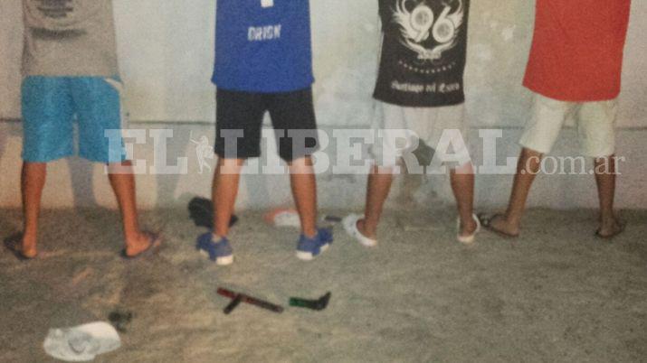 Demoran a cuatro menores que circulaban en moto y escondiacutean tumberas