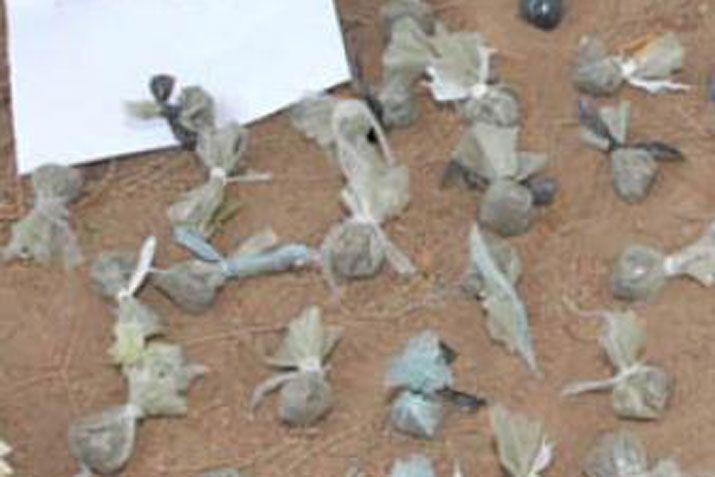 Atrapan a dos joacutevenes con 10 envoltorios de marihuana