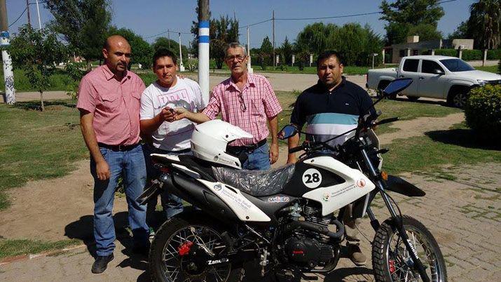 La Municipalidad de Guasayn hizo entrega de una motocicleta 0 km que trabajar en la prevención y fumigación