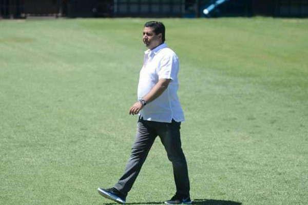 Angelici se reunioacute 40 minutos con los jugadores y les pidioacute profesionalismo