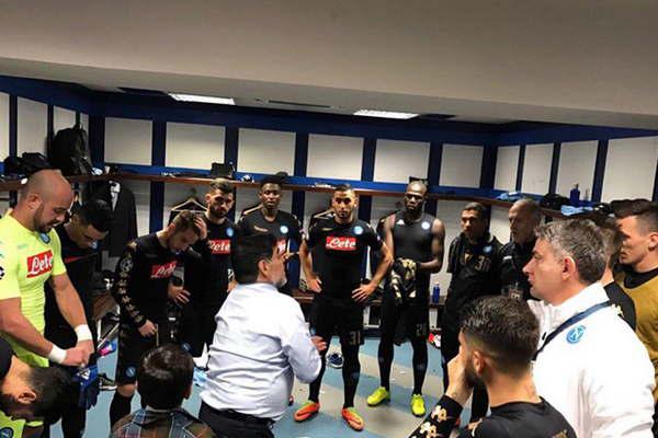 Maradona arengoacute a los jugadores del Naacutepoli