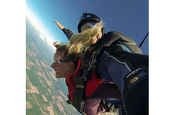 Noelia Marzol saltoacute en paracaiacutedas   desde 3000 metros de altura junto  a un instructor  en Coacuterdoba  