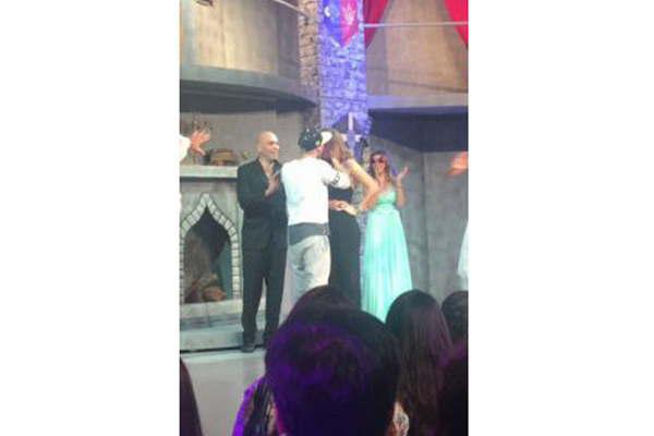 Fue arriba del escenario- el primer beso apasionado en puacuteblico de Silvina Luna y El Polaco