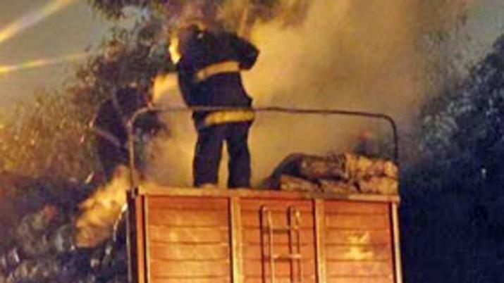 Camioacuten con carboacuten se incendioacute en plena ruta 34