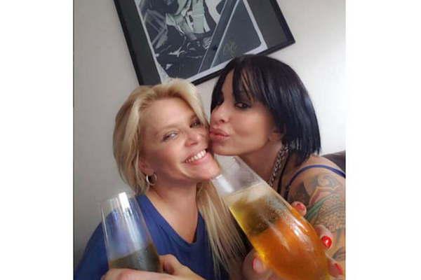 Nazarena Veacutelez y Daniela Cardone desnudas en  la cama y tomando champagne dan que hablar 