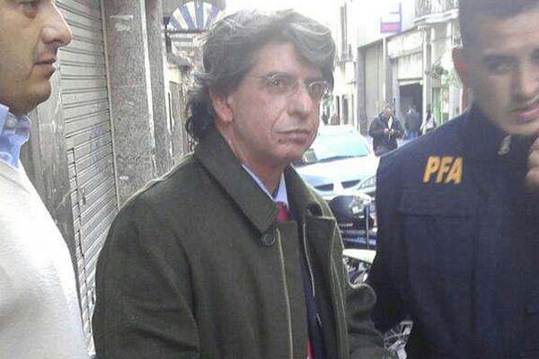 Luis Pericaacutes sorprendioacute al realizar un traacutemite sin esposas