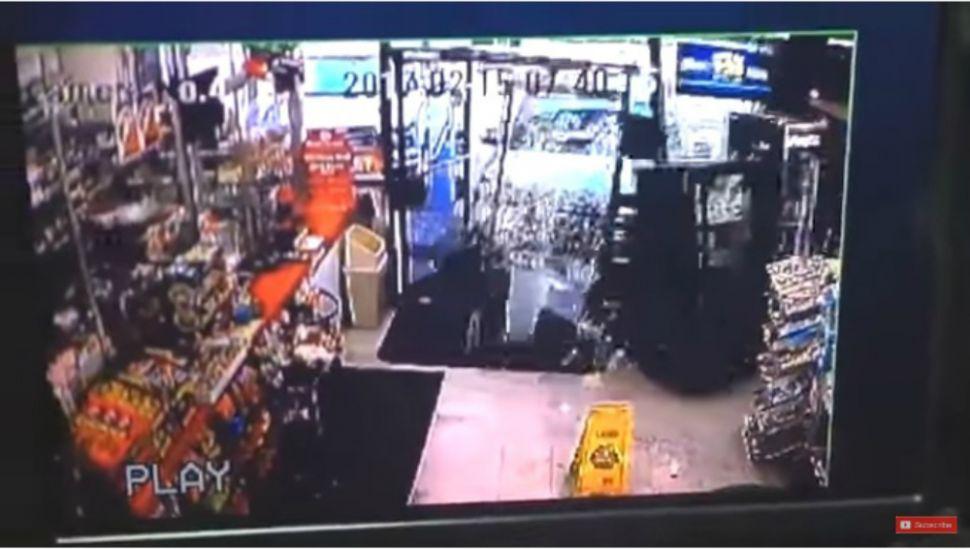 Video- Una camioneta se estrella en una tienda y atropella a un nintildeo