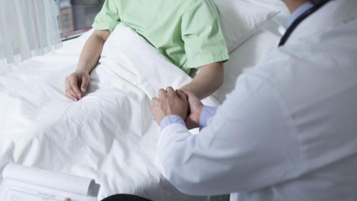 Viacutectima del meacutedico contoacute que le pidioacute que se bajara los pantalones