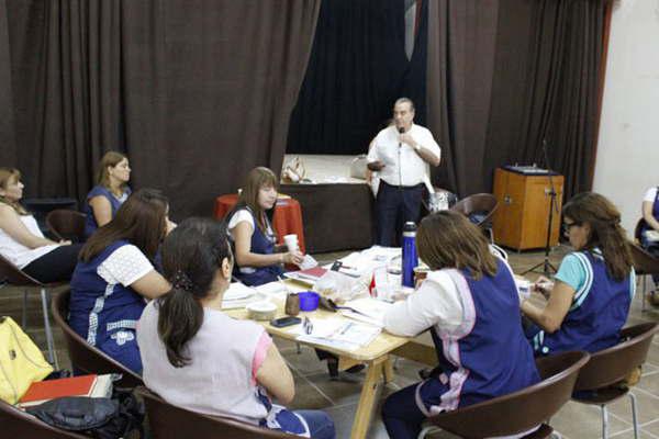 Comenzoacute la capacitacioacuten para directores de jardines de infantes