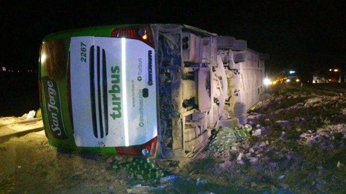 Volcoacute un micro en Mendoza y hay al menos 19 muertos