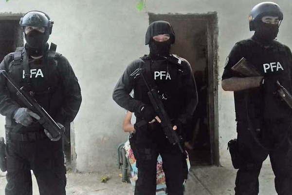 Allanan dos casas encuentran marihuana y hay dos detenidos