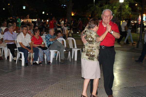 Los amantes del tango se hicieron presentes  en la plaza Libertad