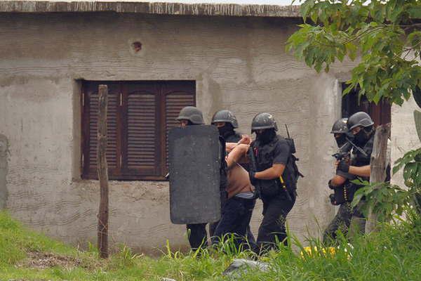 Barrabrava tomoacute de reheacuten a la concubina amenazoacute con asesinarla y quitarse la vida