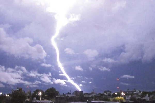 Queacute se debe hacer para evitar ser alcanzados mortalmente por un rayo durante una tormenta