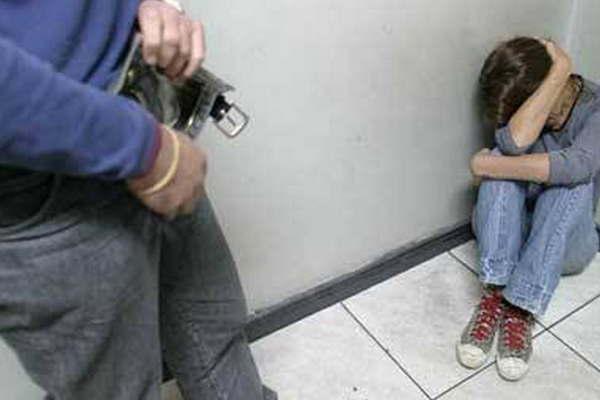 Drogoacute con cocaiacutena a  su amante casada y la ultrajoacute sexualmente 