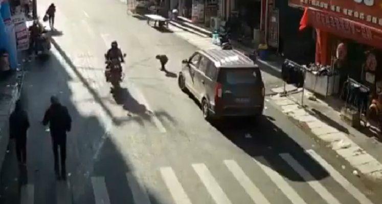 Transeuacutentes levantan una camioneta que habiacutea atropellado a un nintildeo