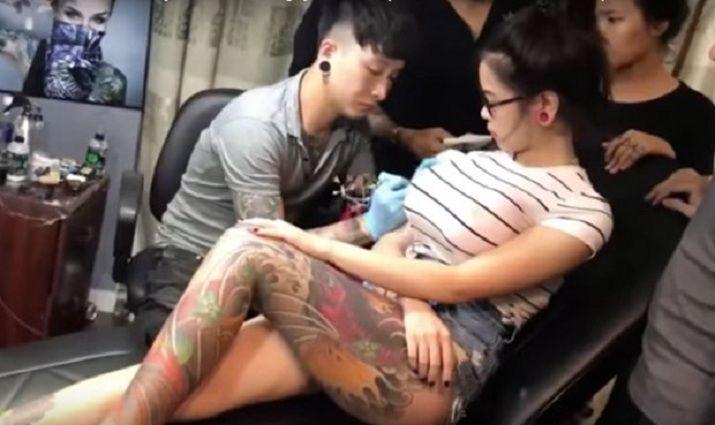 Video- le explota un pecho mientras se realizaba un tatuaje