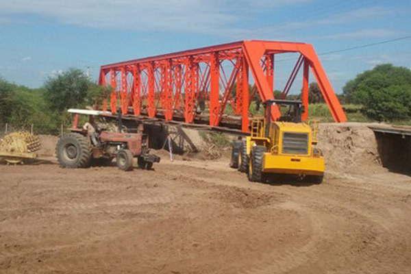 Construyen puentes metaacutelicos sobre el riacuteo Salado