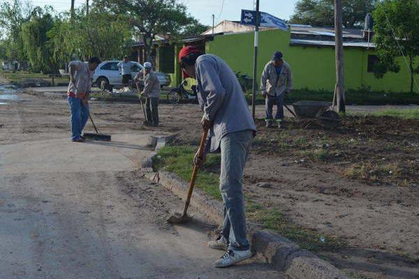 Continuacutean en Antildeatuya las tareas de limpieza  y desmalezamiento en distintos barrios 