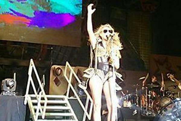 Paulina Rubio se pegoacute un golpe en pleno show