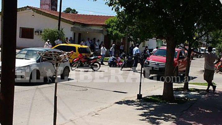 Fuerte choque entre una motocicleta y un automoacutevil