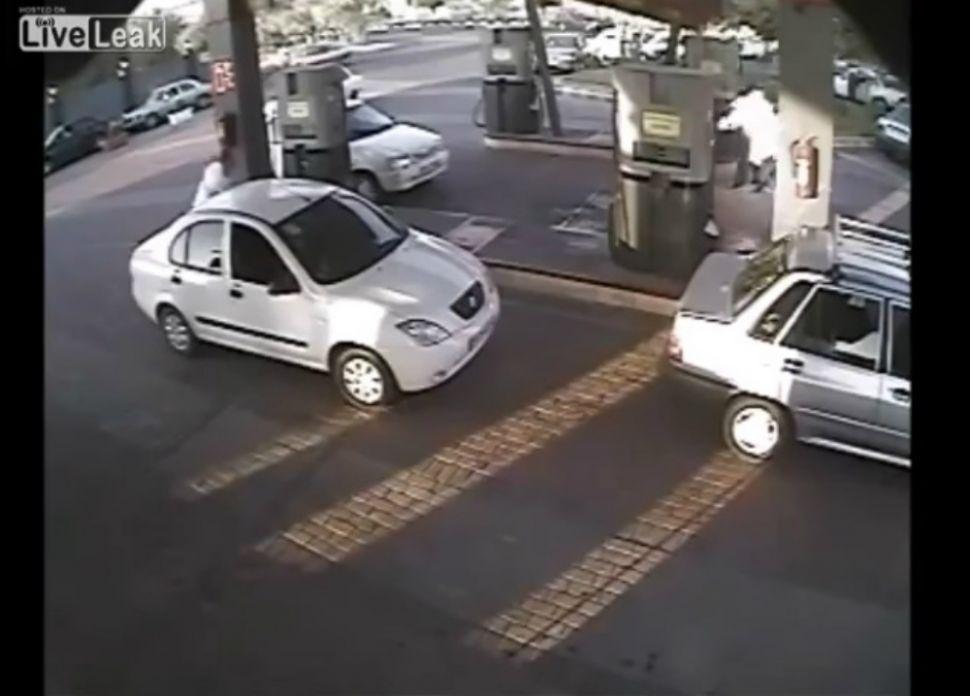 Impactante- Un hombre queda envuelto en llamas en una estacioacuten de servicio