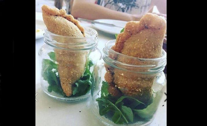 Bar portentildeo sirve empanadas en frascos y hace estallar las redes