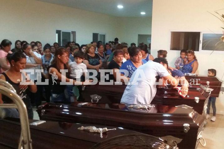 Familiares y vecinos se hicieron presentes en el velatorio