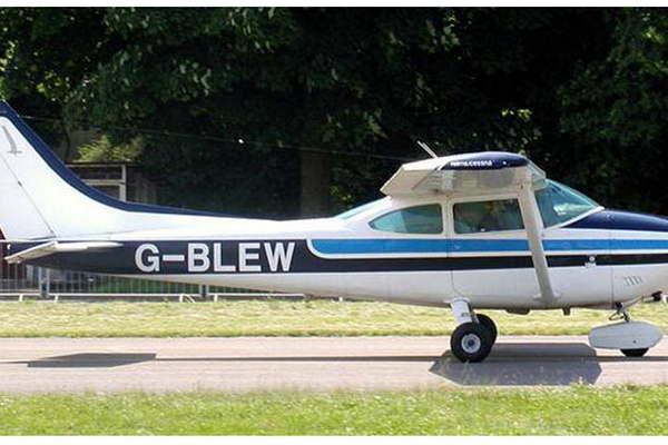 Alquilaron una avioneta para una despedida de solteros pero la robaron y se fueron a Paraguay