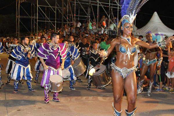 Los vecinos se preparan para disfrutar la magia de los corsos 