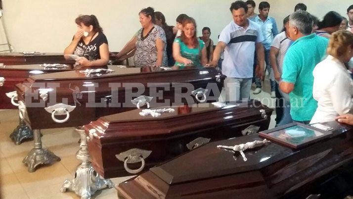 Sepultaron a las viacutectimas de la masacre en Fernaacutendez