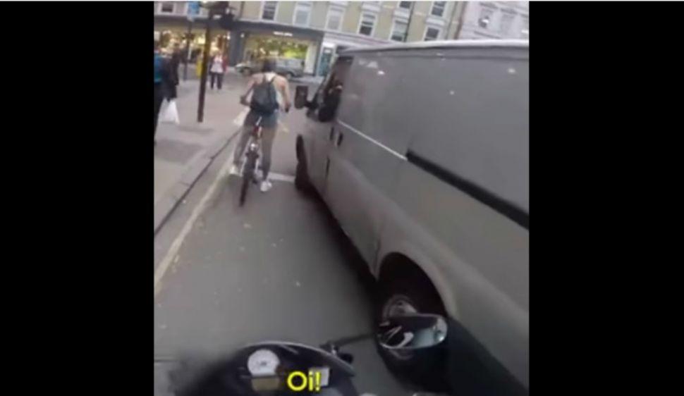 La increiacuteble venganza de una ciclista que fue acosada por un conductor