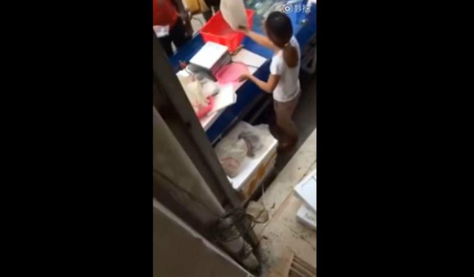 Video- La indignante trampa de la empleada de una pescaderiacutea