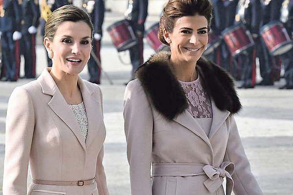 Las similitudes y diferencias en la vestimenta de la reina Letizia y la primera dama Juliana 
