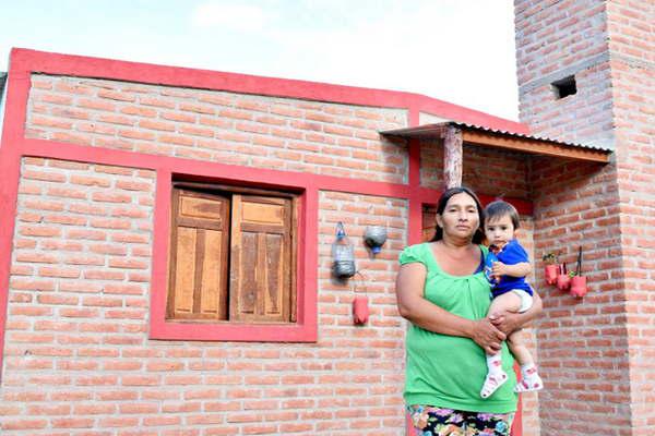 Familias de los parajes San Antonio Norte y La Puntildeuna recibieron viviendas sociales