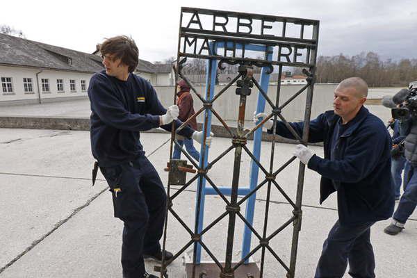 Volvioacute al antiguo campo nazi de Dachau el portoacuten robado con el lema El trabajo libera