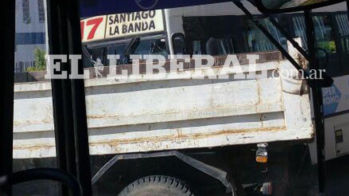 Violento choque entre un colectivo y un camioacuten