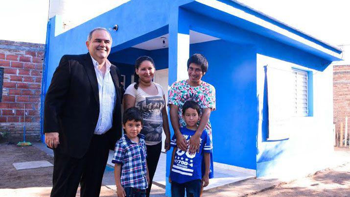 Entregan módulos habitacionales en Capital y La Banda