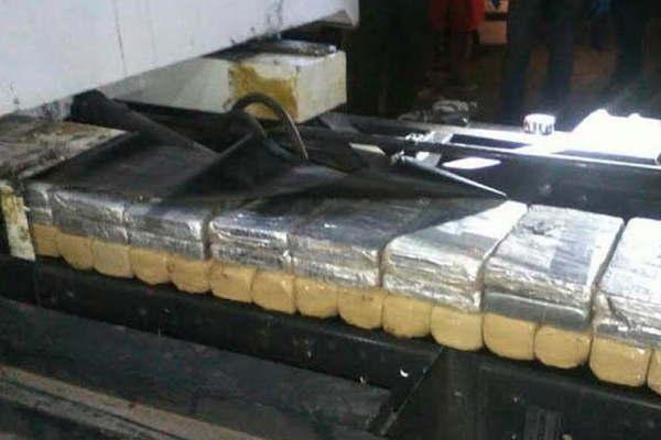 Abandonan una camioneta con un doble fondo en una plazoleta