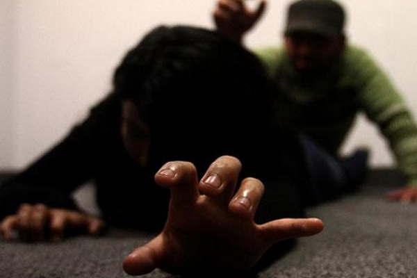 Joven afirmoacute que el novio la violoacute con una pistola en un residencial