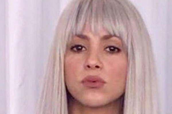 Shakira cambioacute su look y no asistiraacute con Piqueacute a la boda de Messi y Rocuzzo  