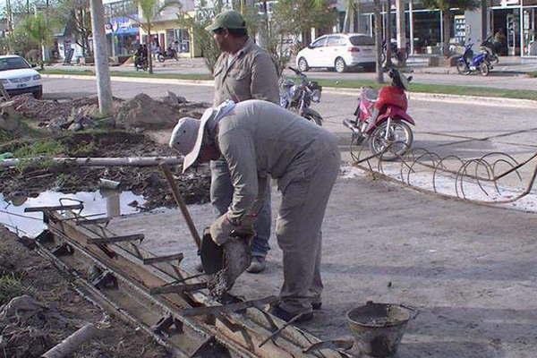 Personal municipal trabaja en la construccioacuten de estacionamiento sobre la avenida principal