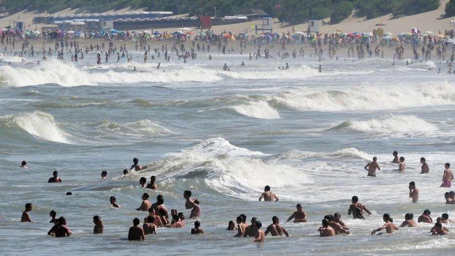 Se bantildeaba en el mar lo golpeoacute una ola y podriacutea quedar cuadripleacutejico