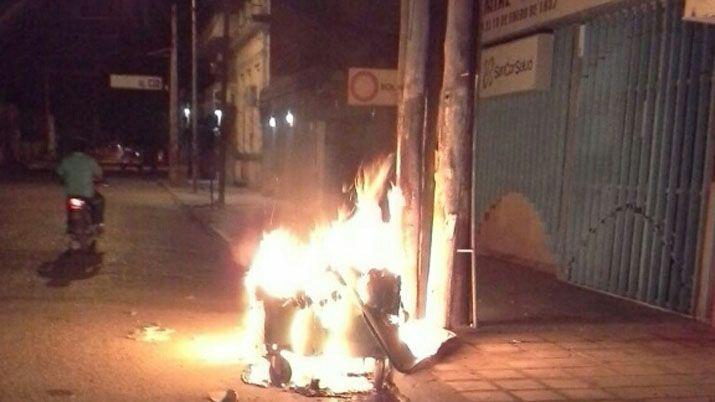 Vndalos queman un contenedor de basura