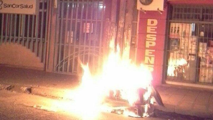 Vndalos queman un contenedor de basura