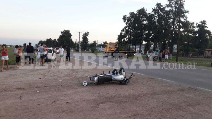 Motociclista chocó con un auto y terminó herido
