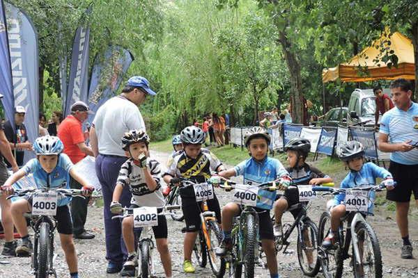 El ciclismo de montantildea arranca su temporada en el sur de la capital