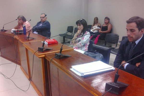 Condenan a un muacutesico por abuso sexual de la hija de su pareja