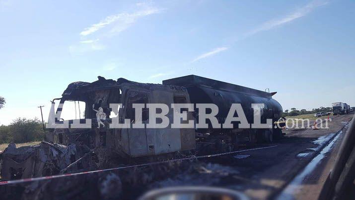 Caos en la ruta 34 por el incendio de un camioacuten cargado con combustible